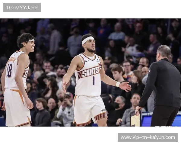 布克突破分球助攻，太阳进攻组织流畅